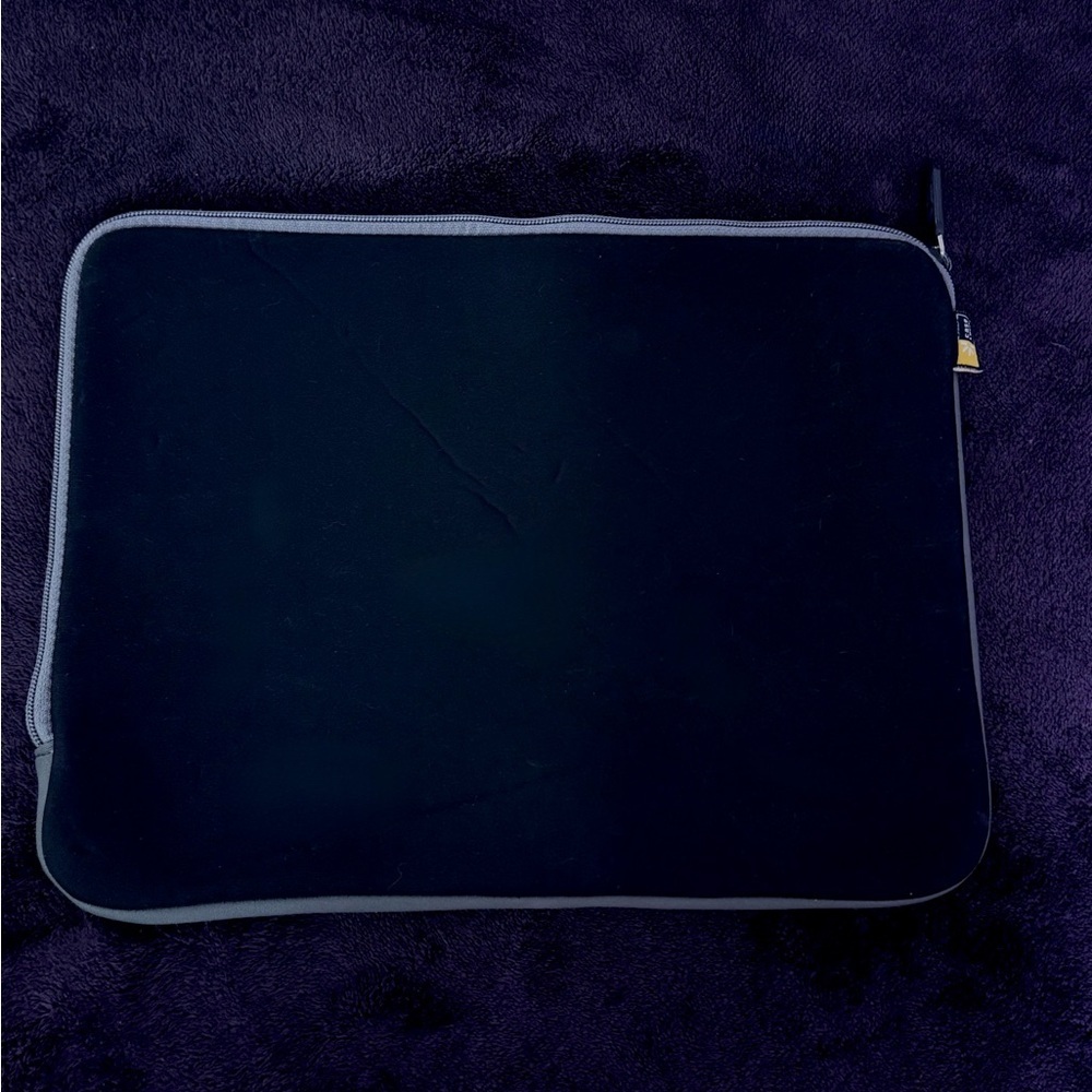 Black 14” Case Logic Neoprene Laptop Sleeve - Picture 2 of 3